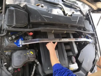 Front Stabilizer Strut Bar For BMW X1 2012-2015 BMW 3 Series 2005-2011 Upper Engine STB Strut Tower Brace Anti Sway Suspension - immagine 2